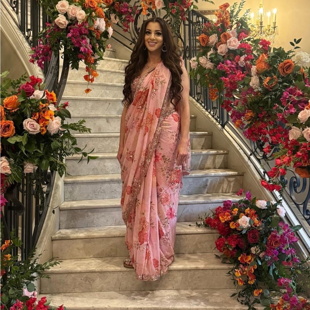Elegant Pink Floral Women's Saree Lashkaraa